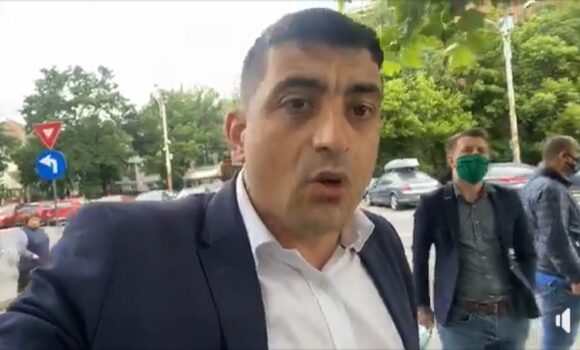 George Simion protesteaza la televiziunile din Bucuresti