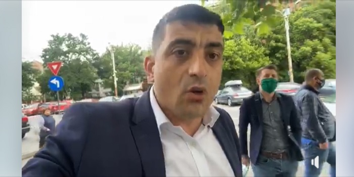 George Simion protesteaza la televiziunile din Bucuresti
