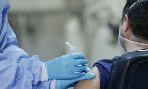 Vaccinarea celor sub 65 de ani se amana cu 17 zile